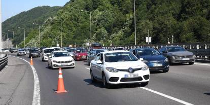 Yollarda bayram trafiği yoğunluğu