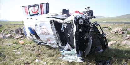 Ambulans şarampole devrildi, 4 sağlıkçı yaralandı