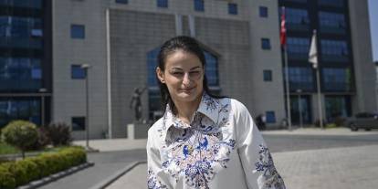 Serebral palsiyle mücadele eden adliye memuru engelini yazdığı şiirlerle aşıyor