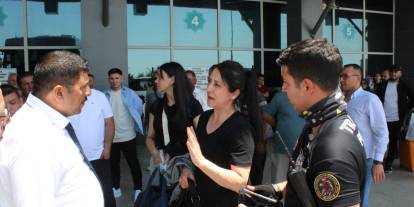 Yolcu gibi otobüse binen komiser, telefonla konuşan şoföre ceza kesti