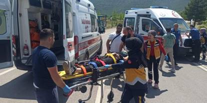 Konya'da motosiklet virajı alamayınca 2 kişi yaralandı