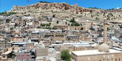 Tarihi kent Mardin'in dokusunu bozan betonarme binaların yıkımı sürüyor