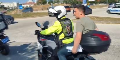 YKS'ye geç kalma riski yaşayan öğrencilere trafik ekipleri yardım etti