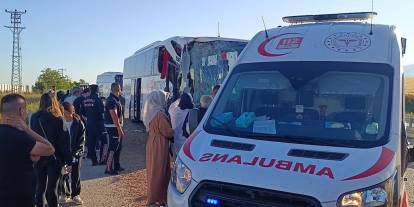 Yolcu otobüsü yem yüklü tıra çarptı: 9 yaralı