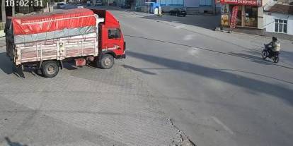 15 Yaşındaki Kızın Ölümüne Neden Olan Kaza Kamerada!