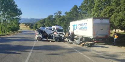 Tokat'ta hafif ticari araç, kamyona çarptı: 2 ölü