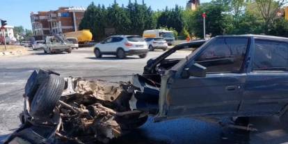Feci kaza sonrası otomobil hurdaya döndü! 3'ü ağır 4 kişi yaralandı!