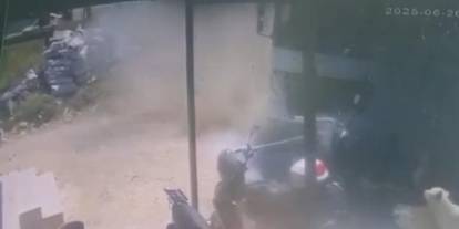 Ehliyetsiz sürücünün kullandığı kamyon iş yerlerine daldı