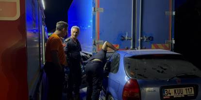 Kamyonun altına giren otomobilde can pazarı: 1 ölü, 1 ağır yaralı