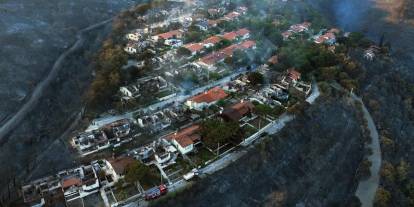Çeşme’de yangın büyüdü, 5 uçak ve 18 helikopterle müdahele sürüyor