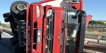 Kontrolden çıkan kamyon devrildi: 1 yaralı