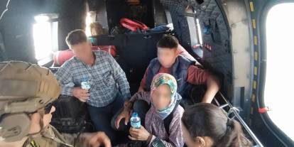 Mehmetçik orman yangınında mahsur kalan aileyi kurtardı