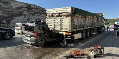 Tıra çarpan hafif ticari araçtaki 1'i çocuk 5 kişi öldü!