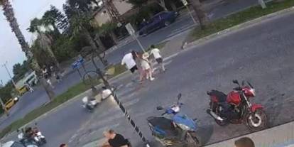 Devrilen motosiklet turistlere çarptı