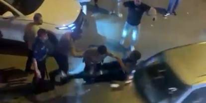 Polisin yakaladığı şüpheliyi korumak için polisleri böyle ezdi
