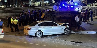 Otomobille çarpışan minibüs devrildi: 9 yaralı