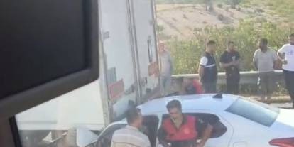 Otomobil tıra arkadan çarptı: 1 ölü, 1 yaralı