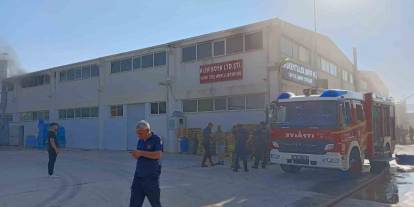 Boya fabrikasındaki yangın kontrol altına alındı
