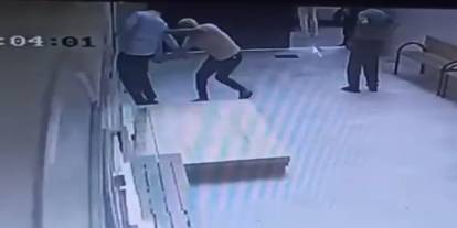 Cami avlusunda uyuşturucu içerken kendisini uyaran müezzini bıçakladı; olay anı kamerada