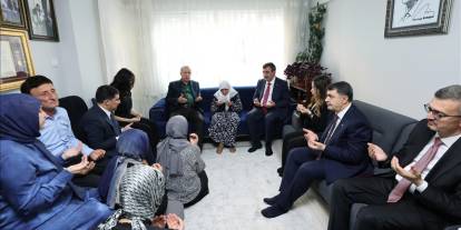 Cumhurbaşkanı Erdoğan, 15 Temmuz'da 3 yakını şehit olan Muzaffer Gülşen'i evinde ziyaret etti