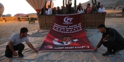 Sıcak hava balonları, Türk bayrağı ve şehit Ömer Halisdemir posteri ile havalandı