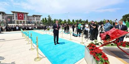 Cumhurbaşkanı Yardımcısı Yılmaz, 15 Temmuz Şehitler Anıtı'na çelenk bıraktı