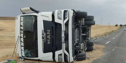 Buğday yüklü kamyon devrildi: 1 yaralı