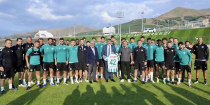 Konyalı Erzurum Valisi Çiftçi, Konyaspor'un antrenmanını ziyaret etti
