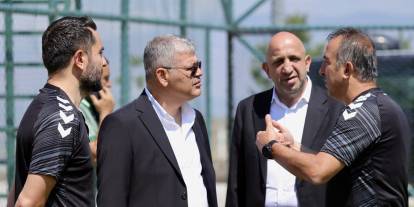 Konyaspor'da Başkan Atiker'den Erzurum zirvesi! Hoca ve futbolcularla görüştü