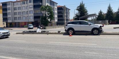 Beton mikseriyle temas eden araç refüje savruldu