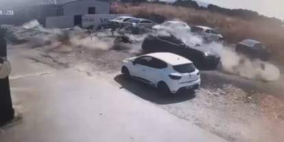 Kule vinç devrildi, sahada çalışan Suriyeliler savaş çıktı zannetti