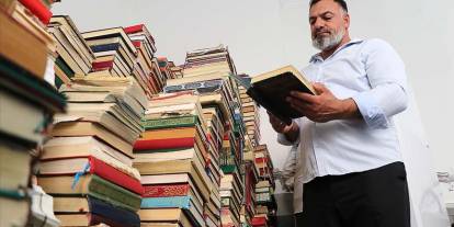Şehit Oğlunun Hayrına Yıpranan Kur’an’ları Onarıyor