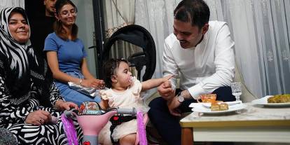 Bakan Kurum, Malatya'da depremzede aileye misafir oldu