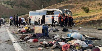 Feci kaza! Yolcu otobüsü dağ yamacına çarptı: 4 ölü, 33 yaralı
