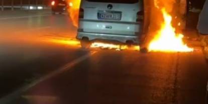 Konya'da arızalanan minibüs alevlere teslim oldu