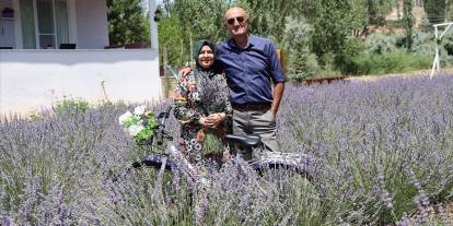 Eşi İçin Köye Taşındı, Lavanta Bahçesiyle Yeni Bir Hayat Kurdu