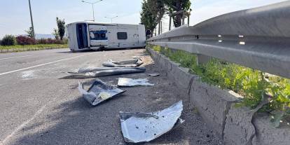Askeri personel servisi devrildi: 13 yaralı