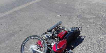Motosiklet ile kamyonet çarpıştı