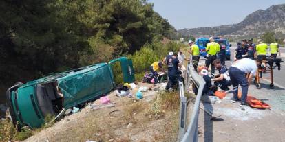 Sivas'ta minibüs devrildi: 13 yaralı