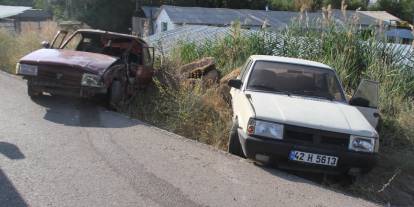 Otomobil emniyet şeridindeki otomobile çarptı!