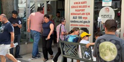 Nüfus müdürlüklerinde ehliyet yenileme yoğunluğu