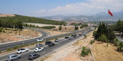 Tatilciler 2 kilometrelik araç kuyruğu oluşturdu