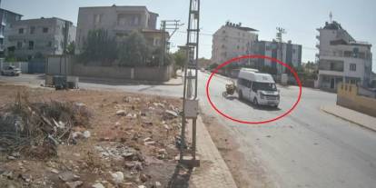Motosiklet, minibüse ok gibi saplandı