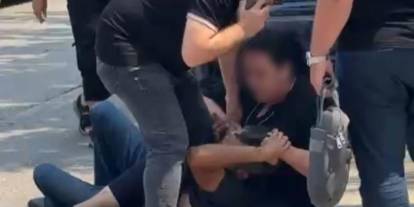 Eski kocasını caddede yere yatırarak dövdü!