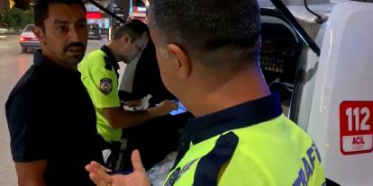 Sarhoş yakalanınca polise dayılandı! 'Ehliyetimi alamazsınız'