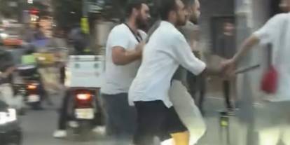 Trafikte dehşet anları! Sopayla kadının üzerine yürüdü!