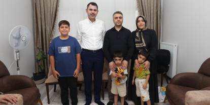 Bakan Kurum Adıyaman'da evlerine kavuşan depremzede aileye misafir oldu