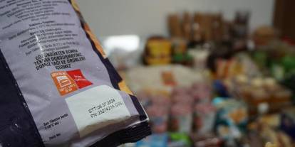 Zincir markette son kullanması geçen yüzlerce ürün ele geçirildi