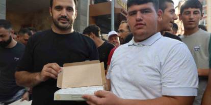 Ödül için 3 dakikada 1 kilo lokum yedi!