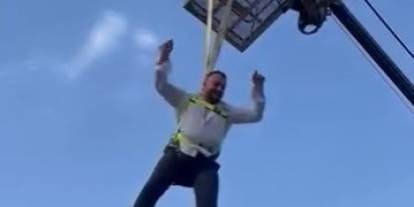 Damadı vince taktılar, altında göbek attılar!